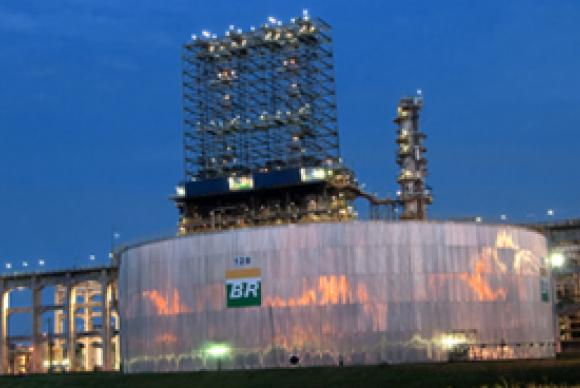 Petrobras reajustará amanhã o preço da gasolina em 4,2% nas refinarias de todo o país Divulgação/Petrobras