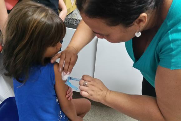 Cerca de 47 milhões de crianças e adolescentes estão convocados para atualizar a caderneta de vacina - Sumaia Villela/Agência Brasil